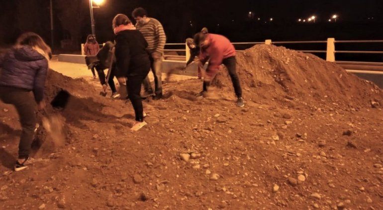 Escándalo en Roca por bloqueos de tierra que dividió la ciudad en dos