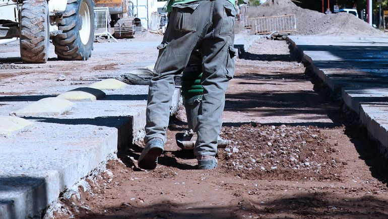 Atención conductores: Aguas Rionegrinas realiza una obra en la cuidad y el tráfico está cortado