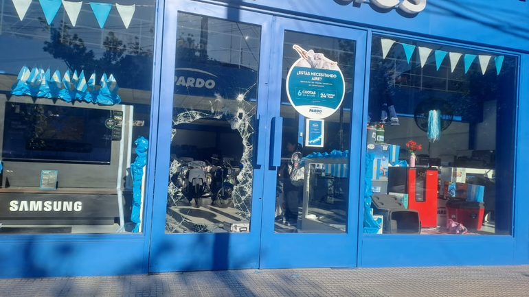 Así quedó la puerta de ingreso al lujoso local. Foto google.