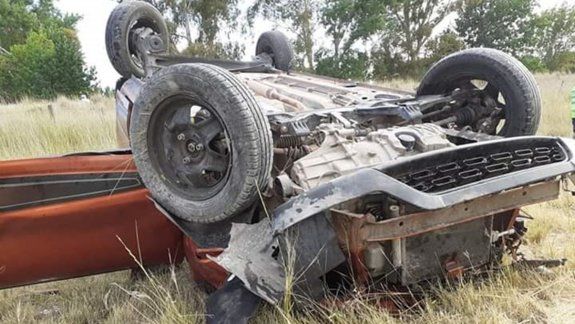 Perdió el control del auto y volcó: el conductor quedó atrapado 