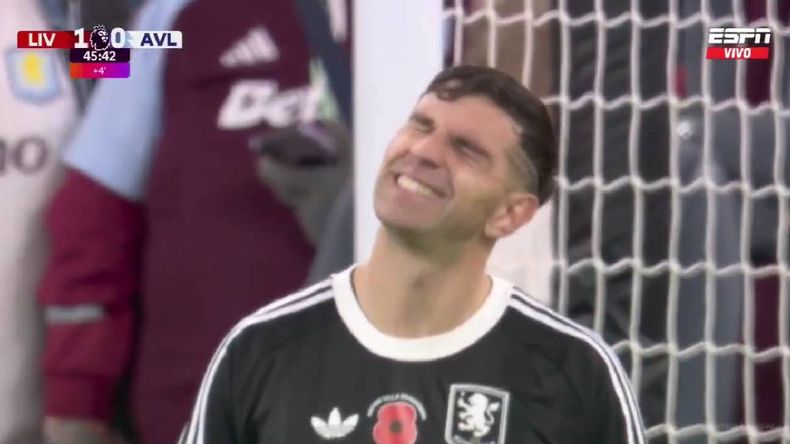 Dibu Martínez y un insólito blooper que le costó un gol a su equipo: el fuerte mensaje en sus redes sociales