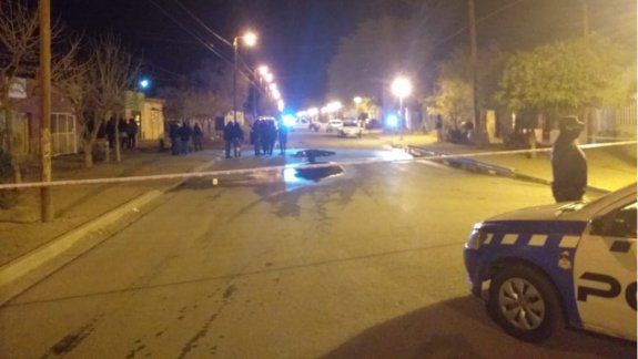 Un hombre fue encontrado muerto a puñaladas en plena calle de Cutral Co.