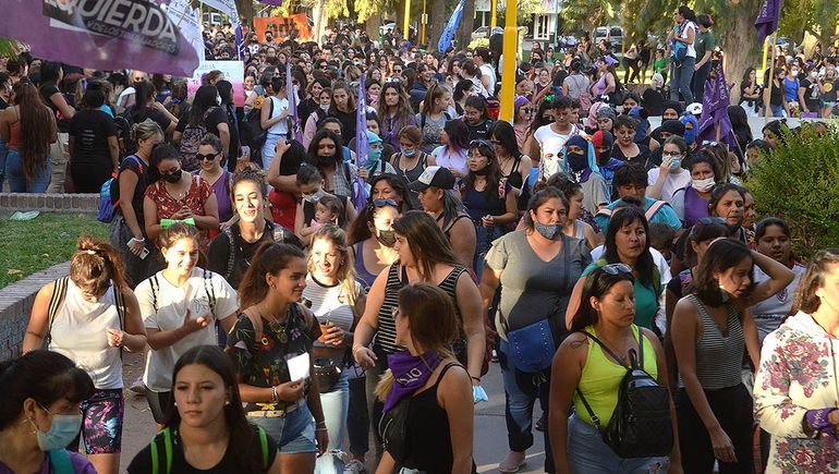 Multitudinaria manifestación en Cipollleti por el Día de la Mujer