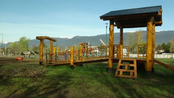 se accidento en un juego de la plaza y demando al municipio: cuanto cobrara ahora tras impactante embargo