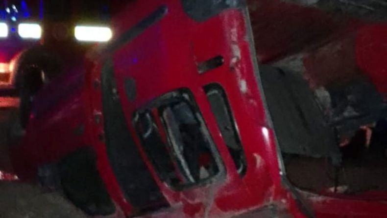 La camioneta Renault Kangoo volcó en la rotonda de El Solito. Falleció su conductor y otras cuatro personas -entre ellas su esposa y su hija- fueron hospitalizadas.&nbsp;