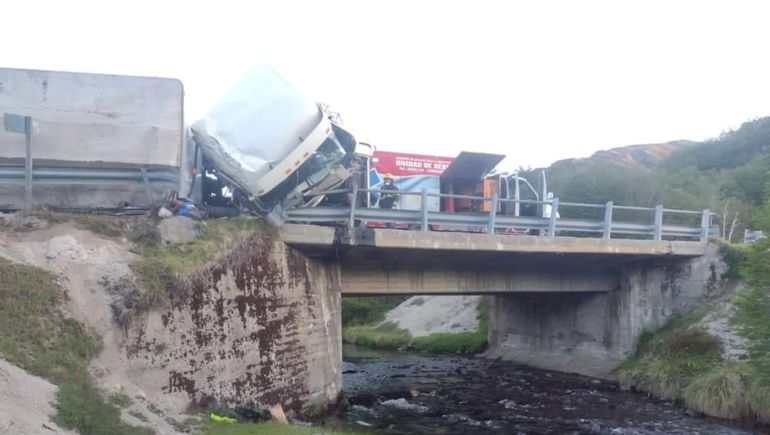 Perdió el control del camión en un puente: el guardarrail les salvó la vida
