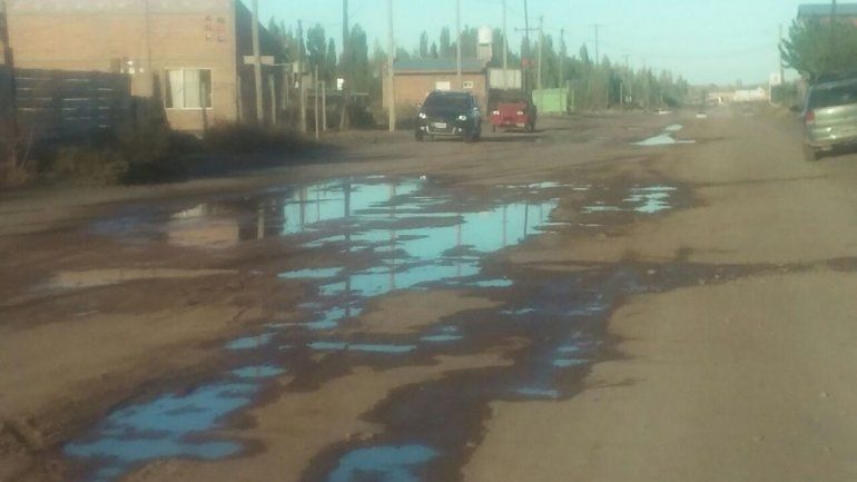 Vecinos denuncian que colectivos no pueden ingresar al barrio por el camino deteriorado. 