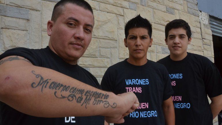 Benjamín muestra orgulloso su tatuaje.