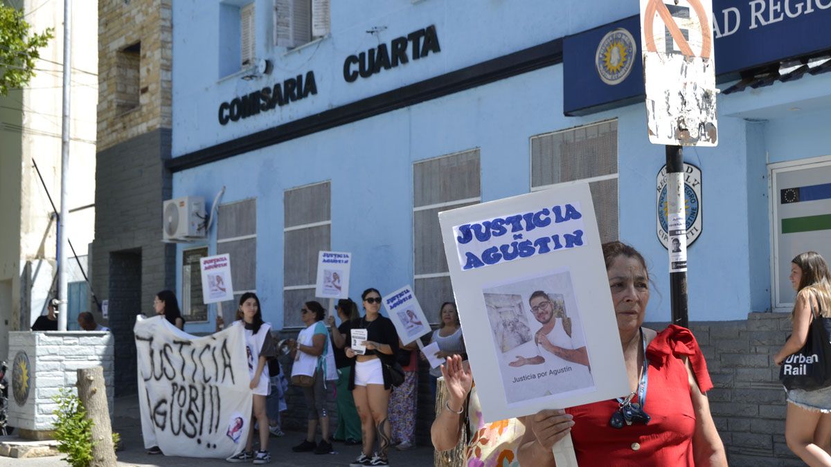 Familiares y amigos de Agustín Troncoso reclamaron que se acelere la búsqueda de Agustín Morales, el acusado de crimen que permanece prófugo.&nbsp; 