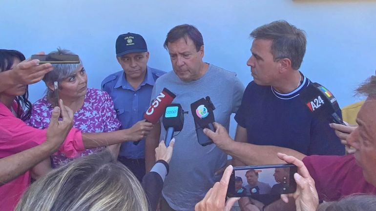 El gobernador rionegrino llegó a El Bolsón, que sufre por el fuego. Dijo que investigarán el origen del siniestro. El gobernador rionegrino llegó a El Bolsón, que sufre por el fuego. Dijo que investigarán el origen del siniestro.