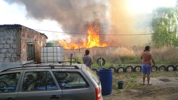 ardua labor de bomberos por tres incendios en simultaneo