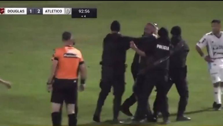 Federal A: un hincha de Douglas Haig se metió a la cancha para pegarle al árbitro
