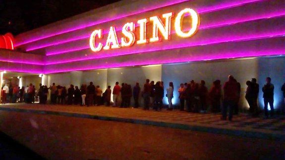 Larga fila para entrar al casino en medio del protocolo sanitario