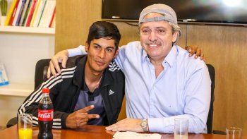 fernandez recibio a brian, el chico discriminado por su apariencia 