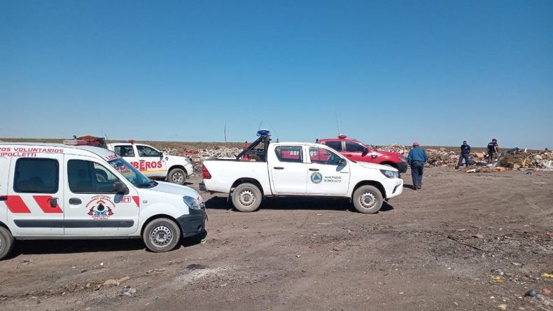 Bomberos de Cipolletti expertos en explosivos se habían sumado al operativo en el lugar donde encontraron los supuestos explosivos. | LMCipolletti.com Bomberos de Cipolletti expertos en explosivos se habían sumado al operativo en el lugar donde encontraron los supuestos explosivos.