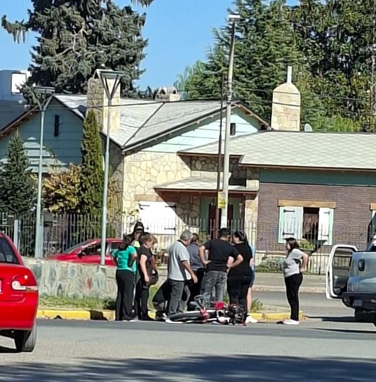 El motociclista fue trasladado en código rojo al Hospital de General Roca. 