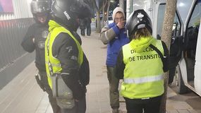 El tensionante operativo muncipal con participación de policías se realizó en pleno centro de Cipolletti. Un vendedor ambulante fue demorado por agredir a un inspector y resistir el arresto. | LMCipolletti.com El tensionante operativo muncipal con participación de policías se realizó en pleno centro de Cipolletti. Un vendedor ambulante fue demorado por agredir a un inspector y resistir el arresto.