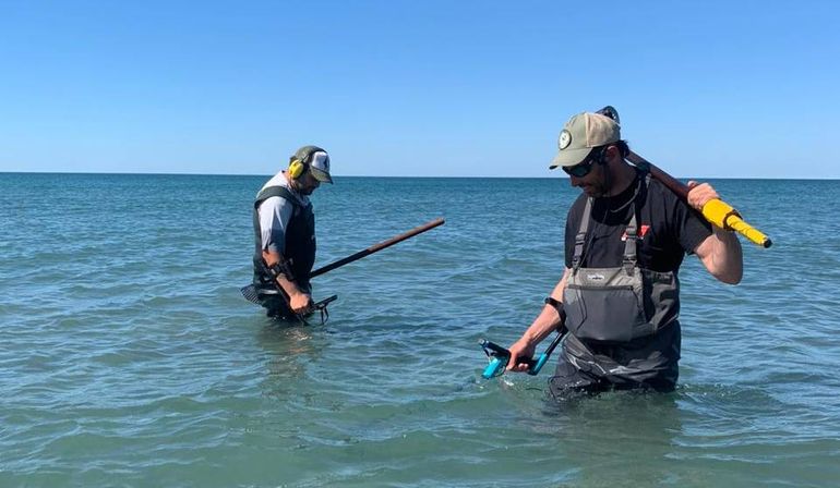 Matías y Malco, en plena expedición en el mar y la playa de Las Grutas.