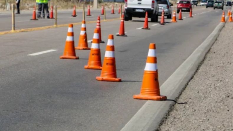 Cuando cruzaba la ruta 40, cerca del límite entre Chubut y Río Negro, el chico de 16 años pateó varios conos en un puesto de control vehicular (imagen ilustrativa). 