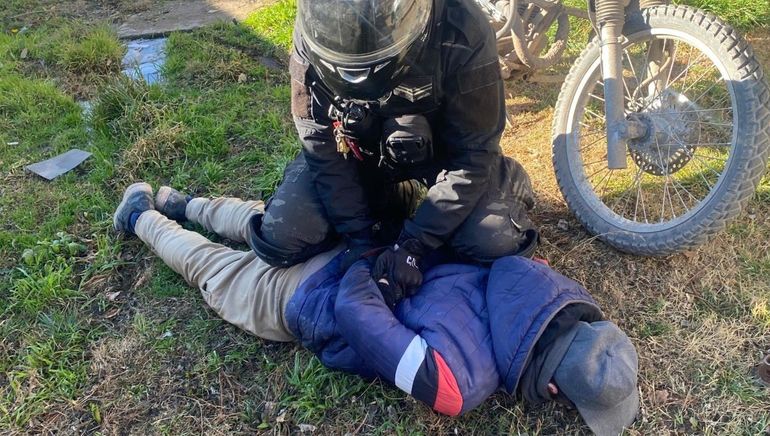 Motociclista evadió un control policial, pero se dio un porrazo cuando escapaba