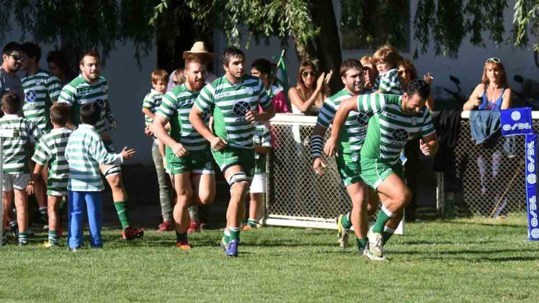 El plantel de Marabunta saliendo a la cancha.