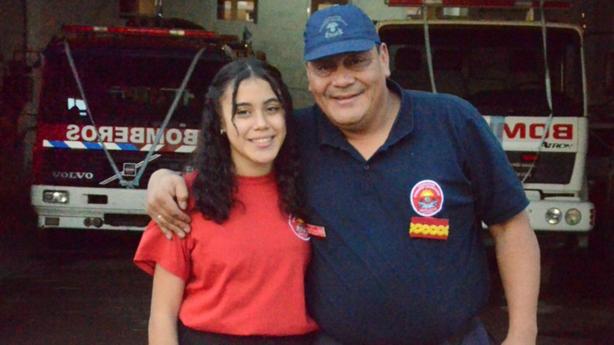 ¡Grande Pa! Bombero héroe no se jubila por el sueño de trabajar con su hija