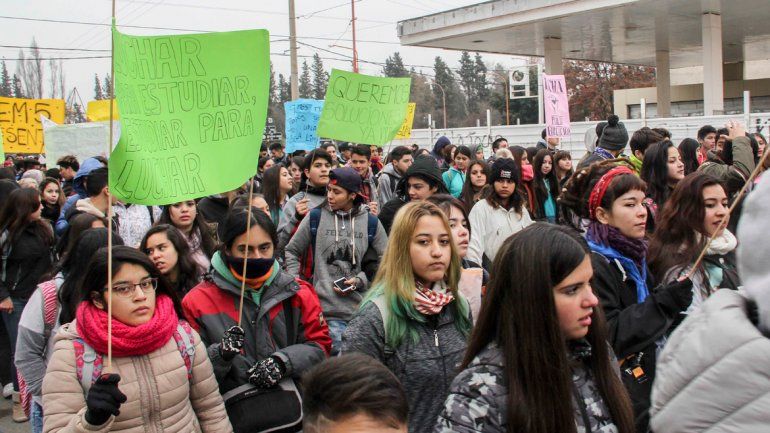 Cientos de alumnos del Nivel Medio se movilizaron por las calles cipoleñas.