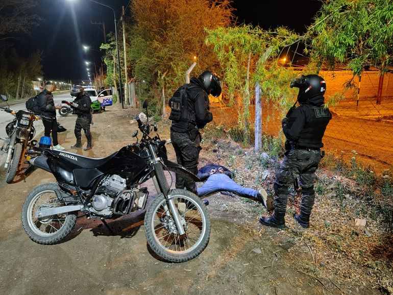 La Policía de Río Negro logró secuestrar un arma de fuego y envoltorios de droga en un operativo alertado por el 911.