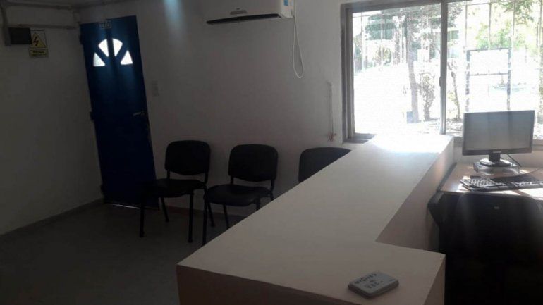 No tenía plata para pagar la multa y fabricó un mueble para el juzgado