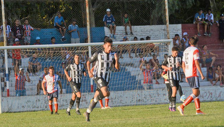 Festejo de gol del Cipolletti de Gustavo Coronel en San Juan
