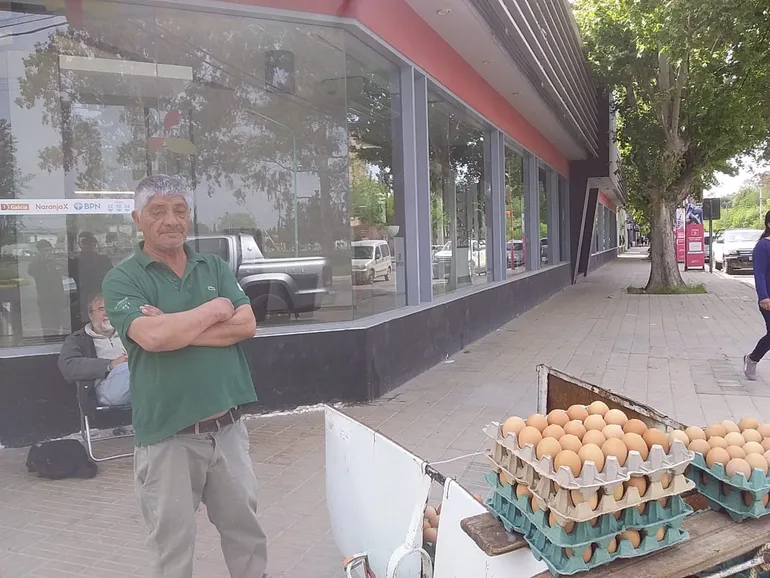 Luisito, el popular vendedor de Huevos en una esquina tradicional. Luisito, el popular vendedor de Huevos en una esquina tradicional.