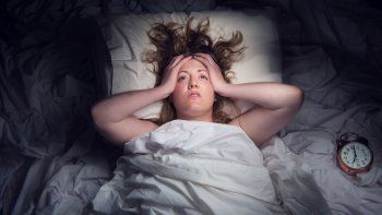 para dormir bien no hay que usar el celu en la cama