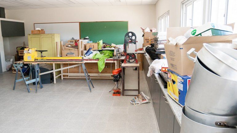 El mobiliario de la Escuela Laboral 4 ya fue retirado del antiguo edificio de Avenida Alem y trasladado al Anai Mapu.