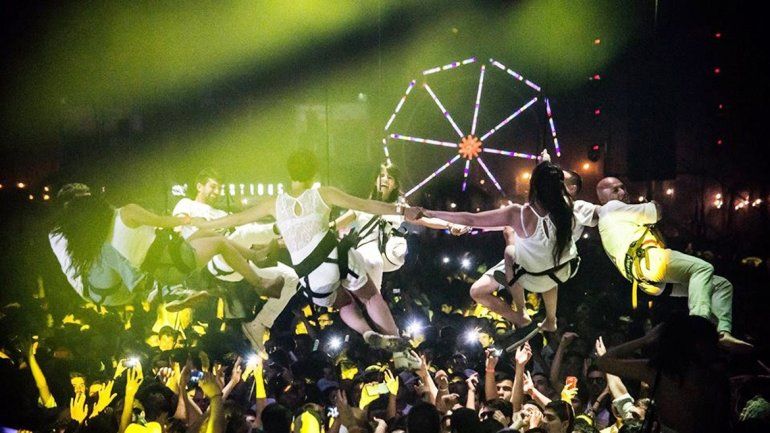 La compañía de danza aérea Élevé llega a Showmatch.