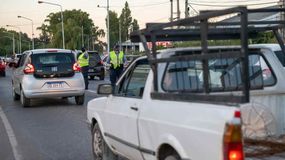 El vehículo Fiat Cronos presentaba el número de chasis adulterado, los stickers de seguridad retirados y los grabados en los cristales estaban reemplazados con el dominio falso. | LMCipolletti.com El vehículo Fiat Cronos presentaba el número de chasis adulterado, los stickers de seguridad retirados y los grabados en los cristales estaban reemplazados con el dominio falso.