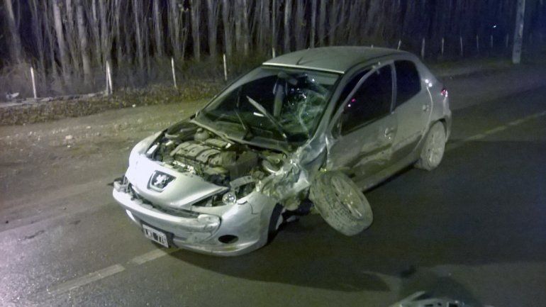 Policía borracho pasó un semáforo en rojo y chocó