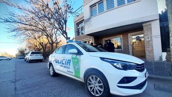 Efectivos de la Comisaría 32 y del Gabinete de Criminalística trabajaron en el lugar. 