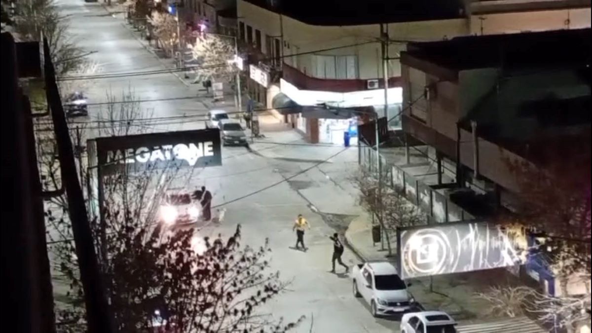 Los trapitos se enfrentaron a golpes en la calle Roca, entre España y Villegas. Uno amenazó al otro con asesinarlo a puñaladas y se lo anticipó a la policía.&nbsp;