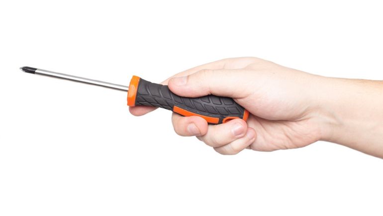 El agresor usó un destornillador en el ataque. Aceptó su culpa y va seis meses a prisión. 