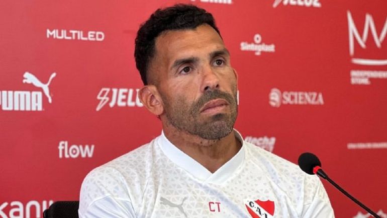 Tevez en el ojo de la tormenta: criticado por los hinchas del Rojo y cargado por los de River