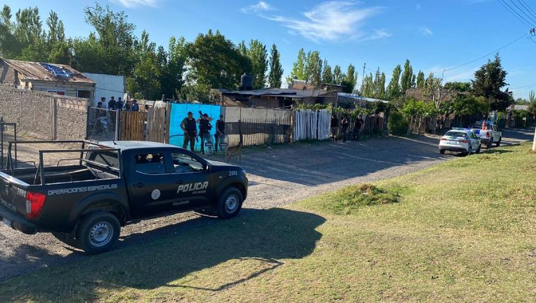 La policía detuvo el jueves a una mujer en el Puente 83, acusada de haber participado en los hechos, en los que se desató un incendio en una vivienda. 