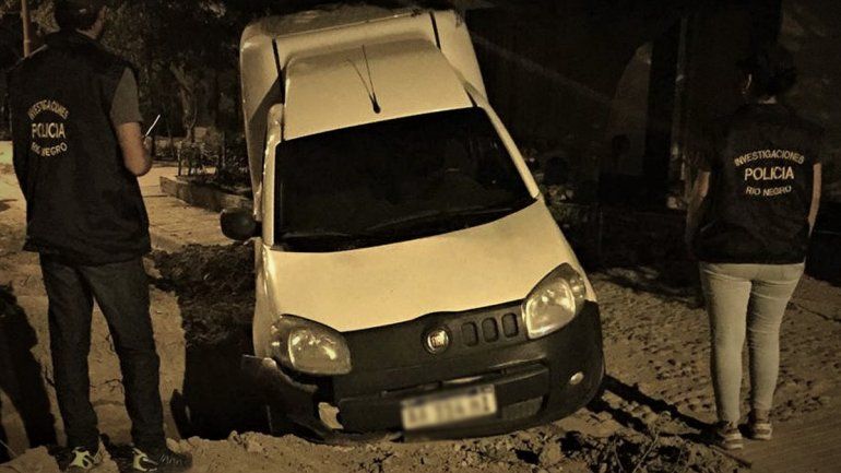 Se robó una camioneta utilitaria, protagonizó una persecución y terminó adentro de un pozo