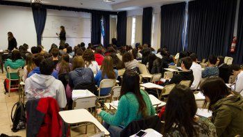 El nuevo edificio de la facultad no se inaugurará este año, por lo que las clases seguirán en aulas siempre llenas.