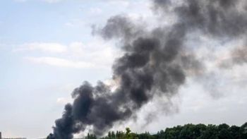 humo negro en el cielo: bomberos denunciaron indignados a chacareros que quemaron una sustancia prohibida
