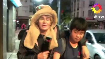 El momento viral de una periodista con un adolescente asiático: su reacción | LMCipolletti.com El momento viral de una periodista con un adolescente asiático: su reacción