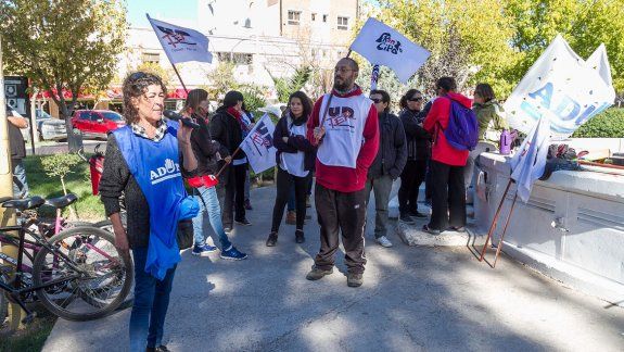 Los docentes amenazan con volver a las calles por la situación salarial.