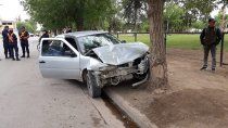 borrachos, chocaron dos autos y se estrellaron contra un arbol