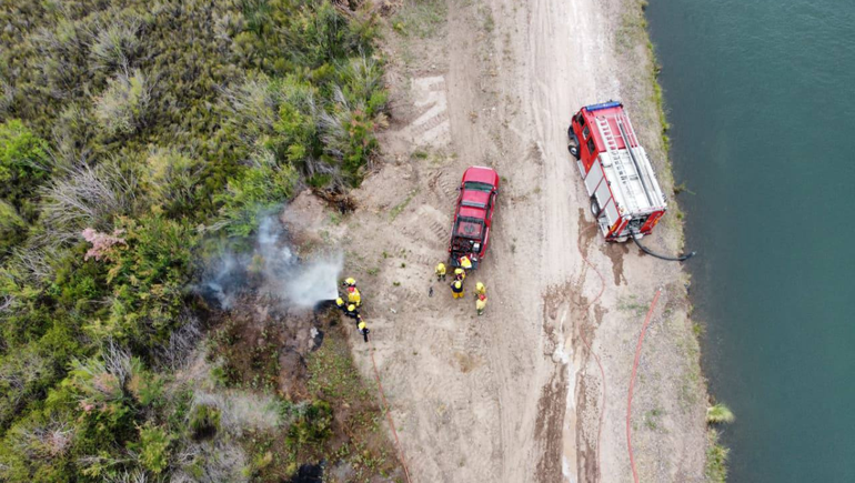 Dos dotaciones de bomberos voluntarios de Cipolletti y dos más de Fernández Oro, acudieron al lugar. (Imagen ilustrativa) Dos dotaciones de bomberos voluntarios de Cipolletti y dos más de Fernández Oro, acudieron al lugar. (Imagen ilustrativa)