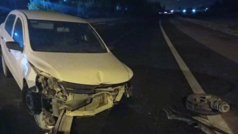 Ruta 22: esquivó una bicicleta, perdió el control del auto, chocó y se salvó de milagro