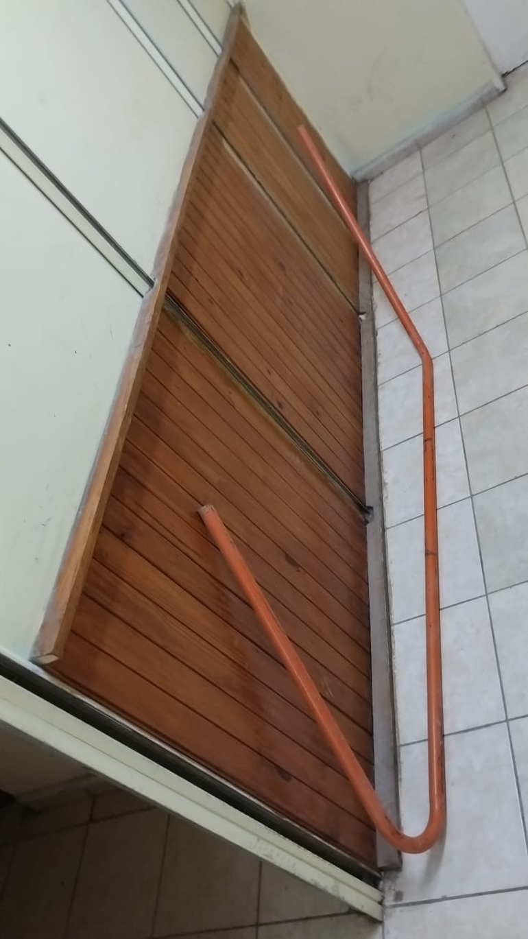 El hierro que utilizó para intentar agredir al personal policial. Foto: Gentileza. El hierro que utilizó para intentar agredir al personal policial. Foto: Gentileza.